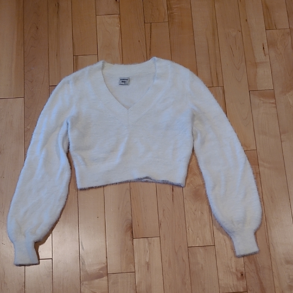 Aritzia Sunday Best Women's Size Small Cream V-Neck Sweater
